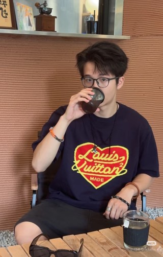 Louis Vuitton Heart Logo Black T-Shirt view 8