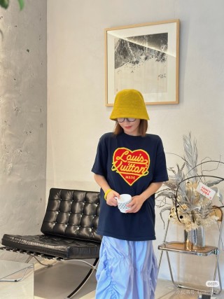Louis Vuitton Heart Logo Black T-Shirt view 9