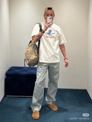 Burberry Beige Beach Chair Graphic T-Shirt view 6
