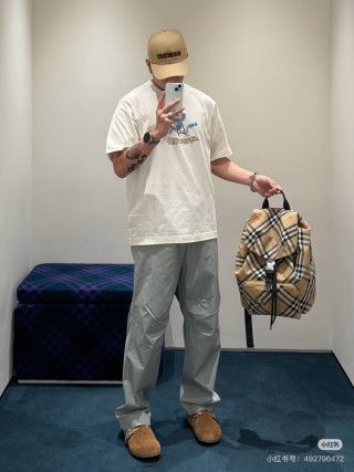 Burberry Beige Beach Chair Graphic T-Shirt view 7