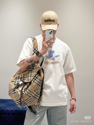 Burberry Beige Beach Chair Graphic T-Shirt view 8