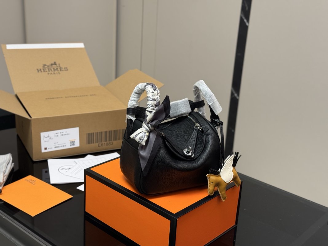Hermès Lindy 19cm Black Leather Handbag