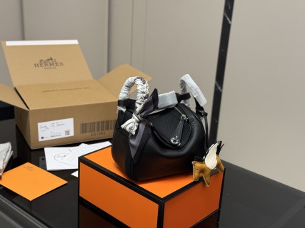 Hermès Lindy 19cm Black Leather Handbag
