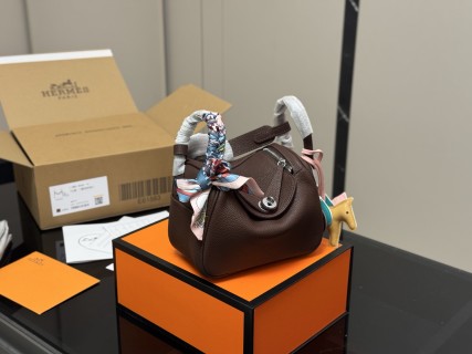Hermès Lindy 19cm Black Leather Handbag view 3