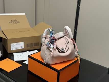 Hermès Lindy 19cm Black Leather Handbag view 6