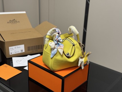 Hermès Lindy 19cm Black Leather Handbag view 7