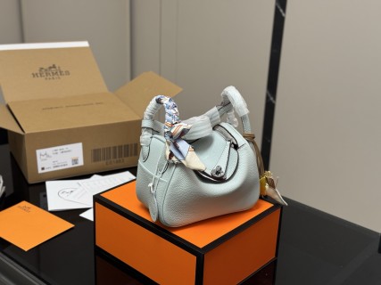 Hermès Lindy 19cm Black Leather Handbag view 8