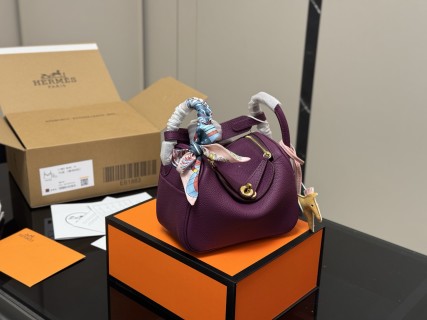 Hermès Lindy 19cm Black Leather Handbag view 9