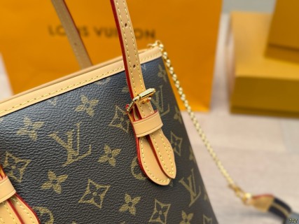 Louis Vuitton Monogram Bucket Bag with Pouch view 3