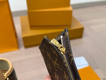 Louis Vuitton Monogram Bucket Bag with Pouch view 4