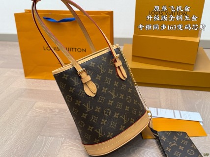 Louis Vuitton Monogram Bucket Bag with Pouch view 7