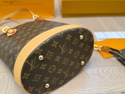 Louis Vuitton Monogram Bucket Bag with Pouch view 8