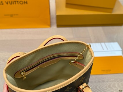 Louis Vuitton Monogram Bucket Bag with Pouch view 9