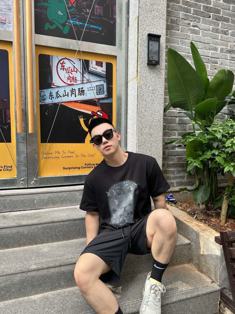 Louis Vuitton Monogram Print Black T-Shirt