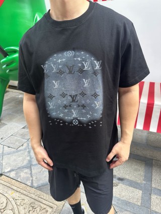 Louis Vuitton Monogram Print Black T-Shirt view 7