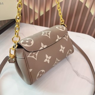 Louis Vuitton Favorite Chain Shoulder Bag Elephant Gray view 8