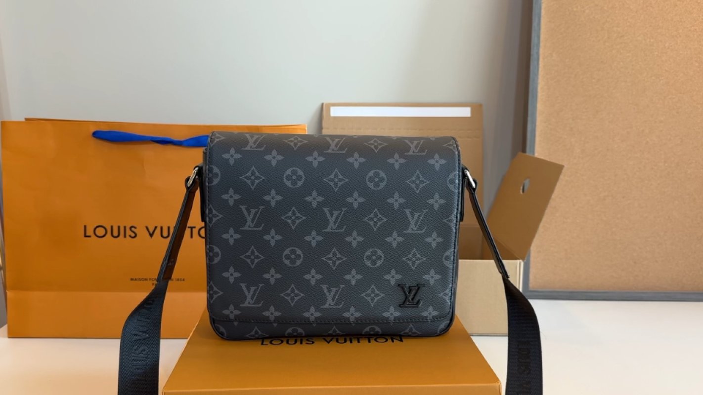 Louis Vuitton Monogram Canvas Messenger Bag Black
