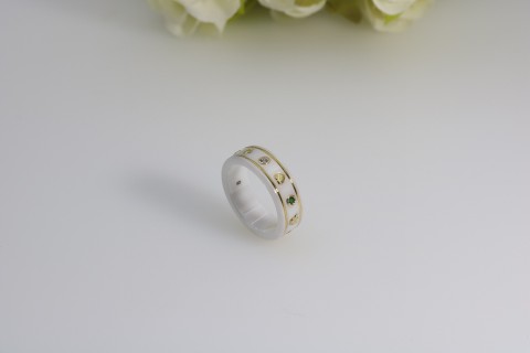 Gucci Icon Bee Ceramic & Gemstone Ring - White & Gold view 4