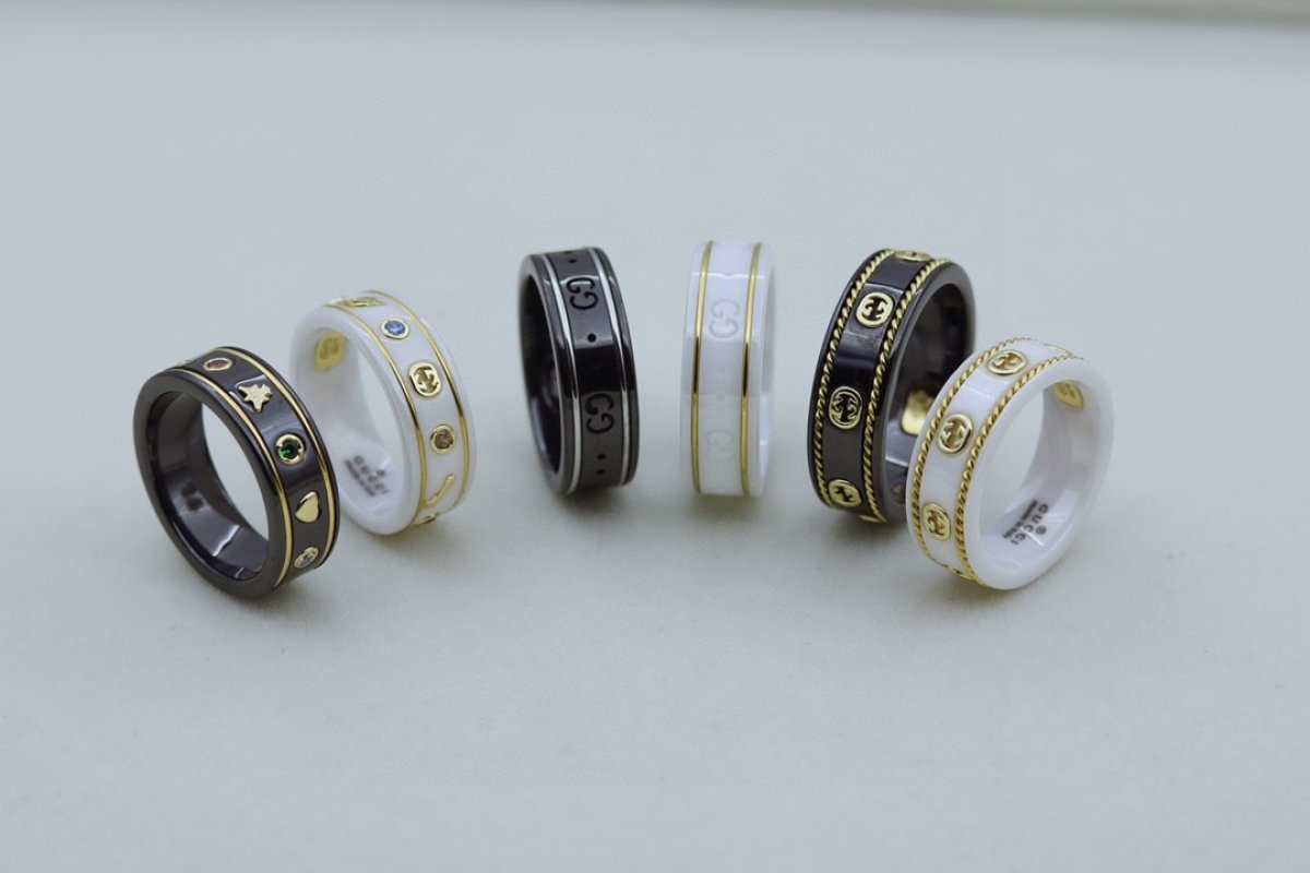 Gucci Icon Bee Ceramic & Gemstone Ring - White & Gold view