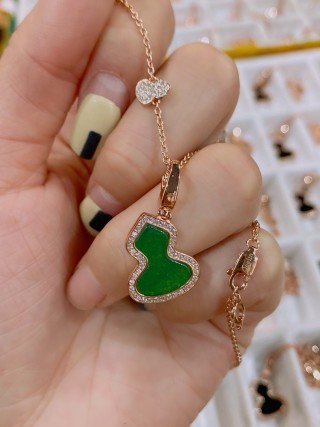 Qeelin Wulu Gourd Green Agate Pendant Necklace view 8