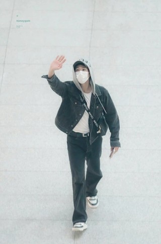 Black Denim Jacket - Classic Button-Up Style view 5