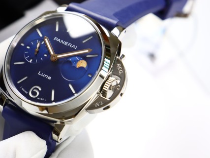 Panerai Luminor Due Luna Blue Dial 42mm Watch view 4