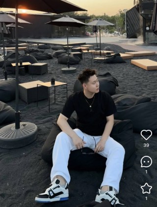 Louis Vuitton Black Logo T-Shirt with Yellow Patch view 7