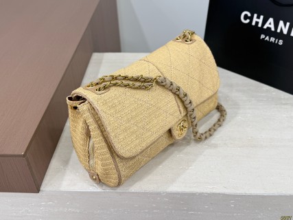 Chanel Woven Straw Shoulder Bag in Cream view 4