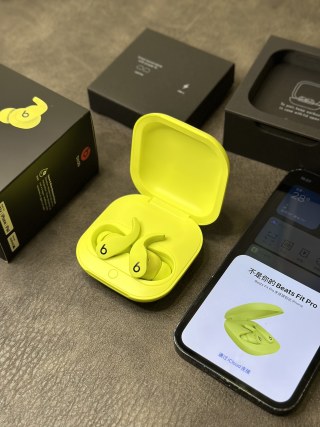 Beats Fit Pro Wireless Earbuds – Volt Yellow view 5
