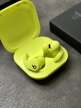 Beats Fit Pro Wireless Earbuds – Volt Yellow view 7