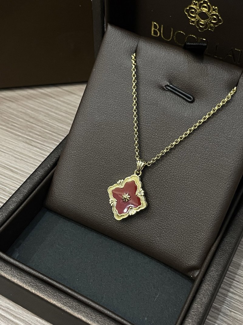 Buccellati Opera Tulle Four-Leaf Clover Gold Necklace - Red Agate view
