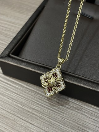 Buccellati Opera Tulle Four-Leaf Clover Gold Necklace - Red Agate view 5