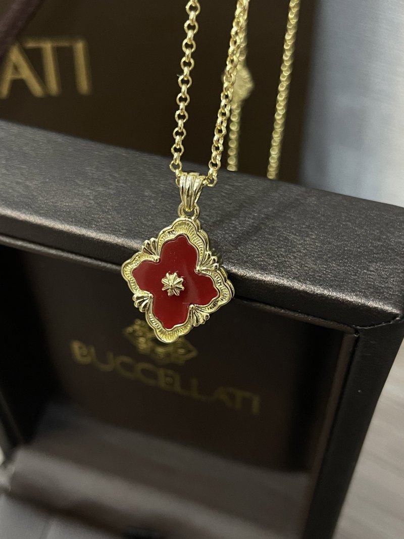 Buccellati Opera Tulle Four-Leaf Clover Gold Necklace - Red Agate view