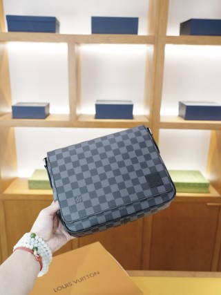 Louis Vuitton Damier Graphite Messenger Crossbody Bag Grey view 2