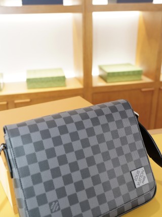 Louis Vuitton Damier Graphite Messenger Crossbody Bag Grey view 3