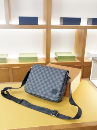 Louis Vuitton Damier Graphite Messenger Crossbody Bag Grey view 4