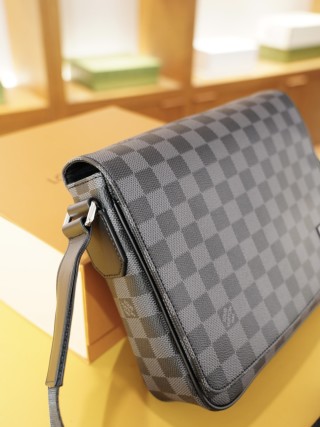 Louis Vuitton Damier Graphite Messenger Crossbody Bag Grey view 5