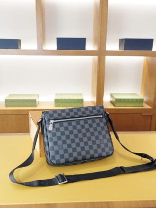 Louis Vuitton Damier Graphite Messenger Crossbody Bag Grey view 6