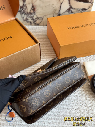 Louis Vuitton Monogram Messenger Bag 25cm view 3