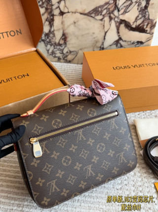 Louis Vuitton Monogram Messenger Bag 25cm view 4