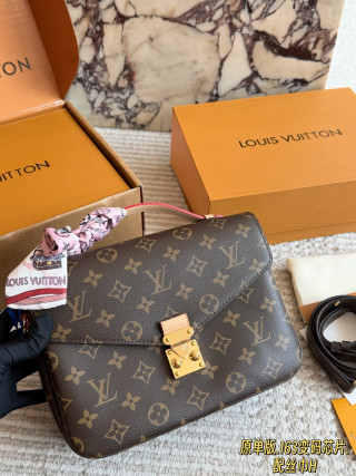 Louis Vuitton Monogram Messenger Bag 25cm view 6