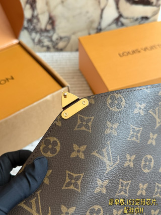 Louis Vuitton Monogram Messenger Bag 25cm view 7