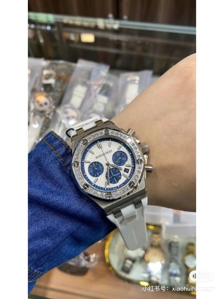 Audemars Piguet Royal Oak Chronograph Diamond Bezel White & Blue view 4