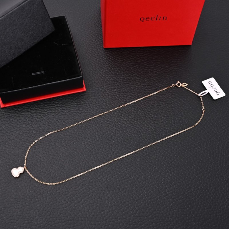 Qeelin White Mother-of-Pearl Gourd Pendant Necklace