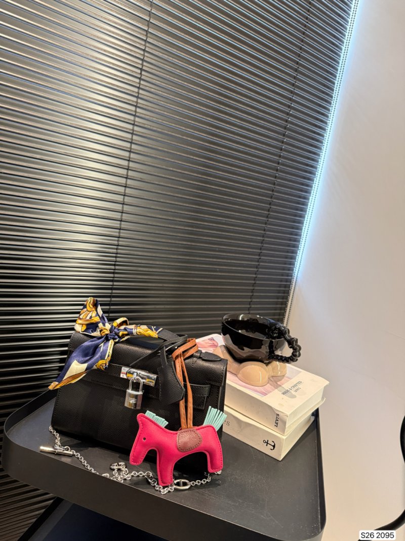 Hermès Kelly Bag 22 Black Leather UA Replica view