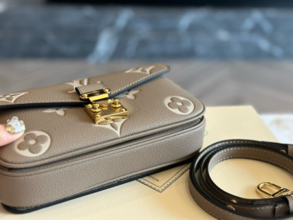 Louis Vuitton Metis Crossbody Bag – Elephant Grey view 5