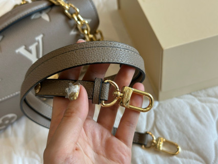Louis Vuitton Metis Crossbody Bag – Elephant Grey view 7