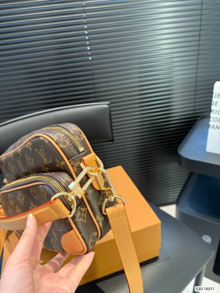 Louis Vuitton Monogram Camera Bag Brown view 4