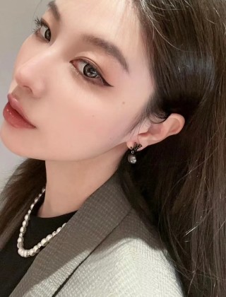 Louis Vuitton Monogram Pearls White Necklace view 3