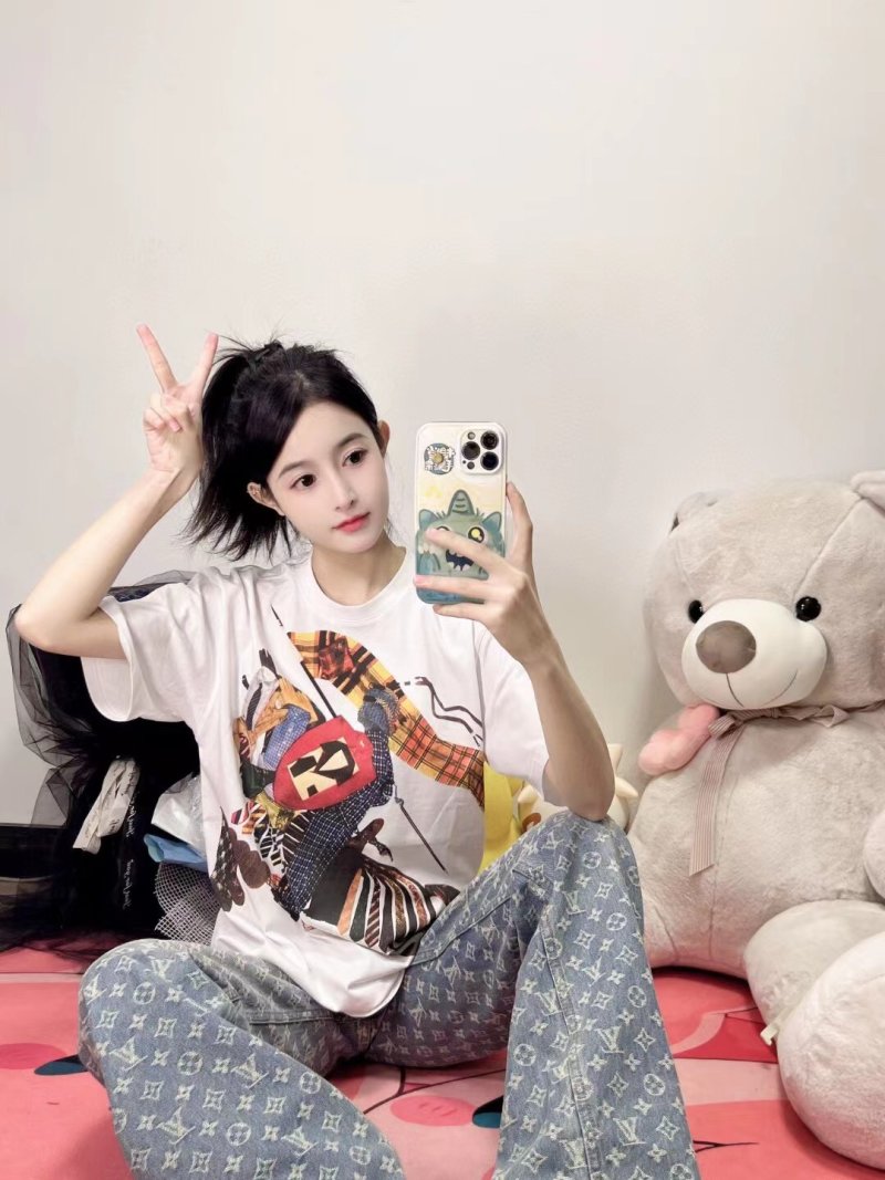 White Graphic Print Short Sleeve T-Shirt with Artistic Illustration view